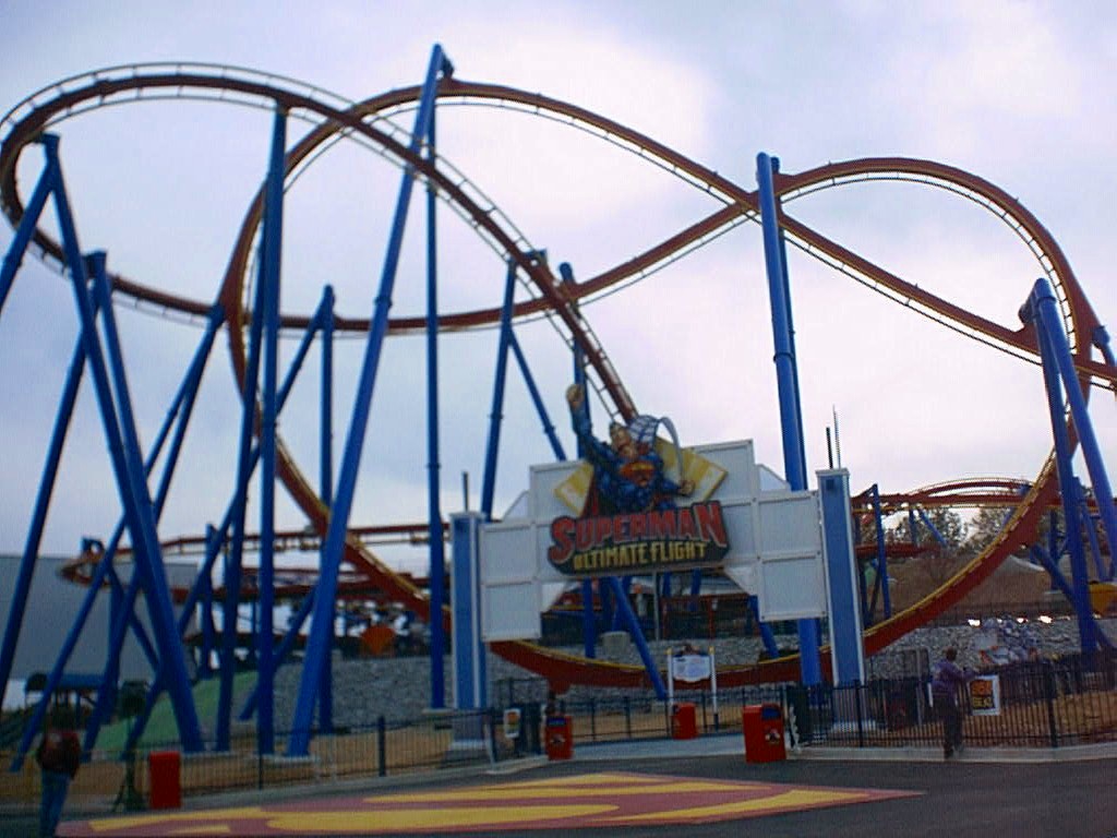 Superman:Ultimate Flight Pretzel Loop